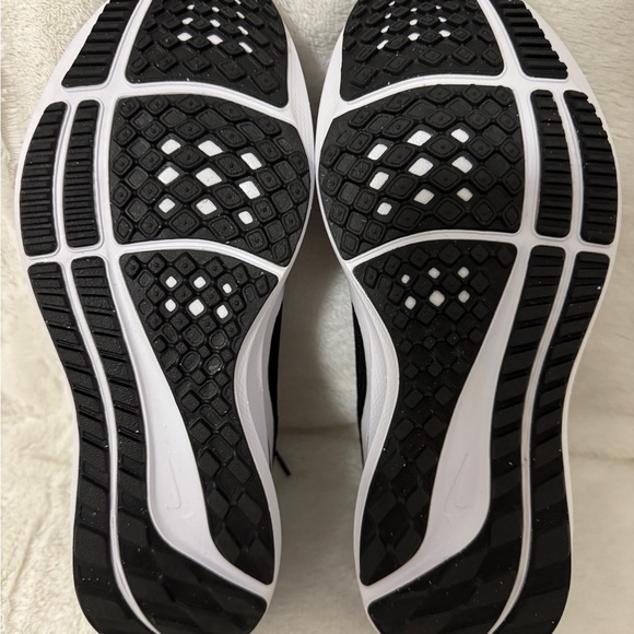 Nike Air Zoom Pegasus 40 in Black and Gray - Picture 2 of 5